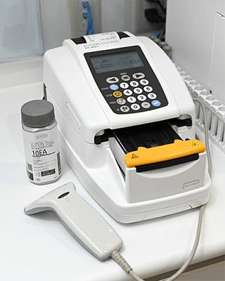 自動尿分析装置（アークレイ社 AE-4021）
